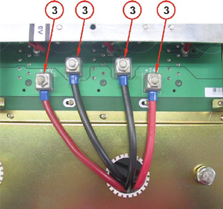 Figura 6c - Detalhe de conexão do cabo de saída 5.3) Conexões Elétricas (refira-se às figuras 6a, 6b e 6c) Todas as conexões elétricas são realizadas junto a parte traseira, como segue: 5.3.1) Aterramento Através de bornes de conexão à pressão por parafuso (sextavado 8mm) no conector CN11 do back-plane (indicador 1).