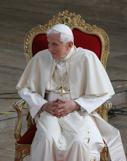 SPRÁVY Z VATIKÁNU Benedikt XVI. počas audiencie o poslaní kresťanov hovoriť o Bohu Vatikán 28. novembra (RV) - V zaplnenej Aule Pavla VI. sa konala generálna audiencia Svätého Otca. Benedikt XVI. pokračoval cykle katechéz a tentokrát odpovedal na otázku, ako hovoriť o Bohu dnes.