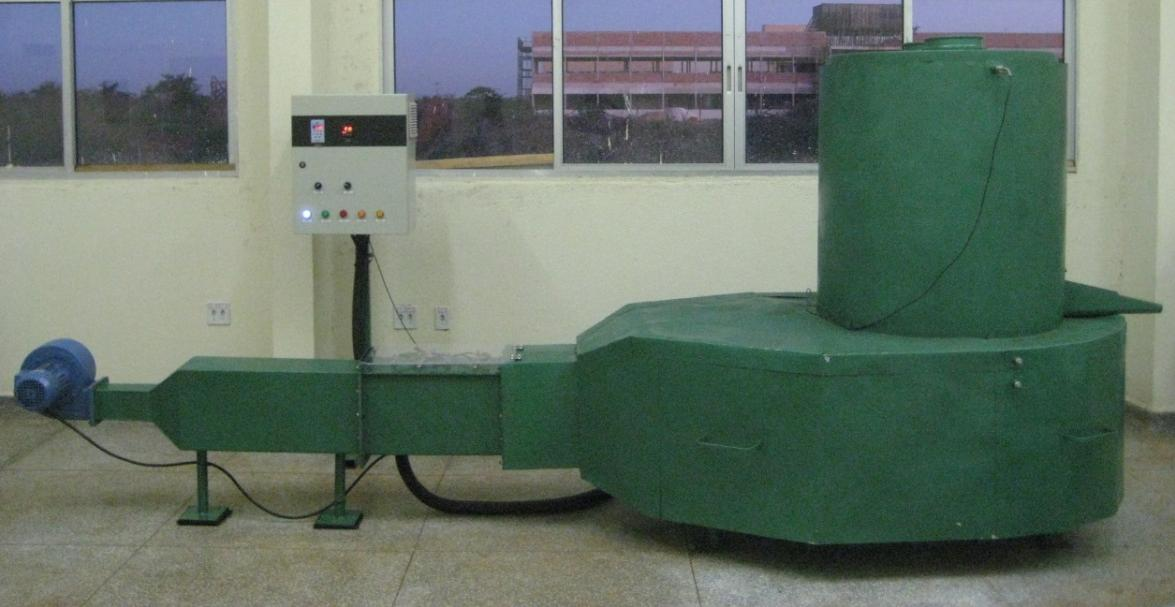 Figura 13. Processo de revestimento da estrutura do secador com isolante térmico.