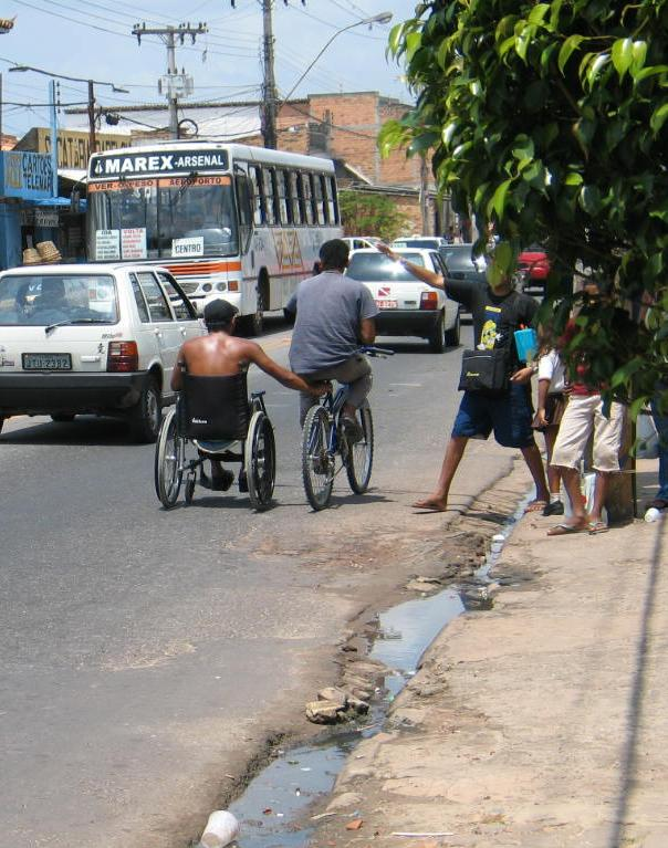 O compartilhamento dos espaços de circulação dos modos motorizados com pedestres e ciclistas potencializa as colisões e os atropelamentos: Os mais afetados são os mais vulneráveis e na maioria da