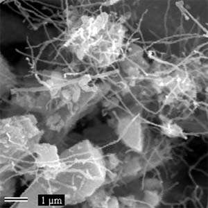 Cimentos com nanotubos de carbono Síntese a partir do clínquer e não adição ao cimento Imagem de microscopia eletrônica de varredura do supercimento: os