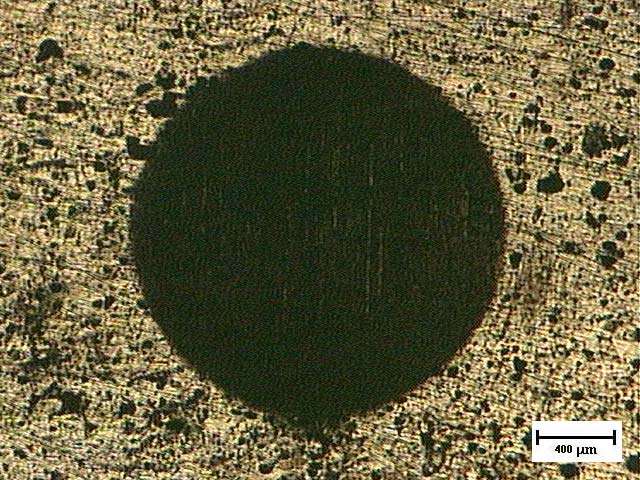 Os aspectos típicos das calotas formadas pelo ensaio de desgaste microabrasivo com esfera livre na distância de 158,4 metros são mostrados nas figuras 4 a 6.
