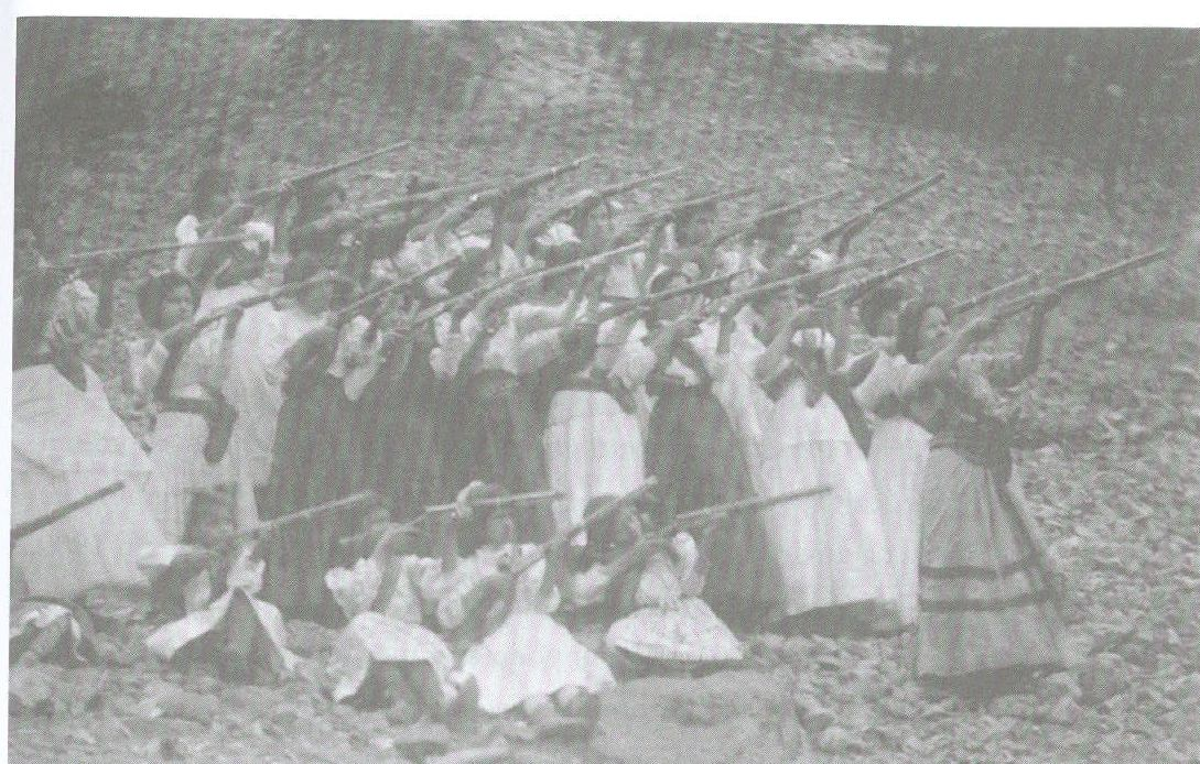 10 de março de 1911 começa, no sul, o levante de camponeses armados sob a liderança de Emiliano Zapata. Em maio, a Revolução Maderista triunfa. No dia 25, Dom Porfírio assina a sua renúncia.