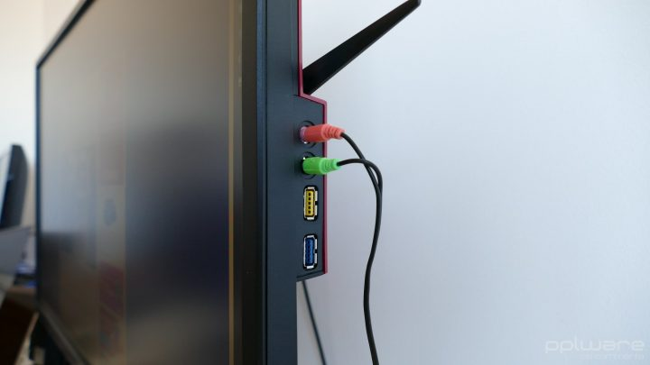 Visto de frente, na lateral direita do monitor encontram-se ainda duas portas USB, uma que serve para transferência de dados e outra para carregamento rápido, e as portas de áudio para microfone e