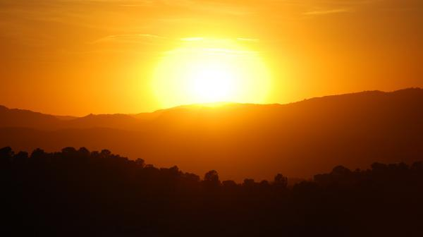 FONTES E FORMAS DE ENERGIA As fontes de energia são recursos da natureza ou artificiais utilizados pela sociedade para a produção de algum tipo de energia.