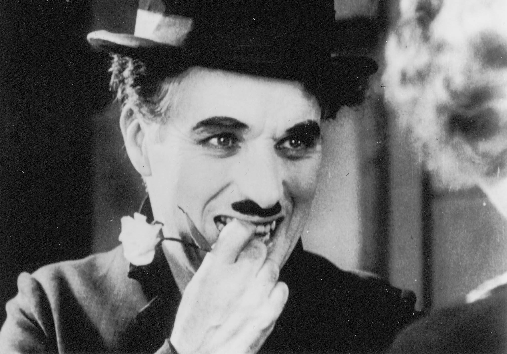 ROY EXPORT S.A.S tivo. A canção não foi originalmente creditada, o que desencadeou um processo judicial entre Padilla e Chaplin.