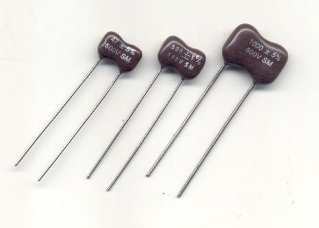 Capacitor Capacitores de mica Duas placas metálicas são colocadas de modo a haver uma ou mais folhas de mica entre elas, formando o dielétrico.
