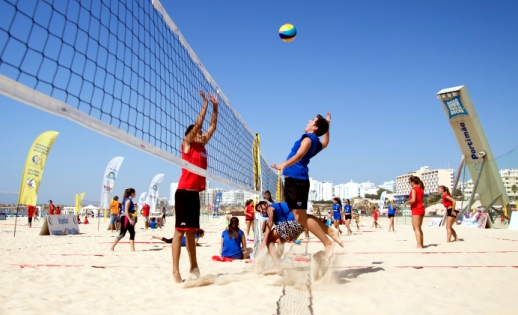 Youth Summer Festival Construção do futuro do Voleibol de Praia Mais oportunidades de jogar, mais competições e competitividade, mais convívio e confraternização são alguns dos desejos mais prementes