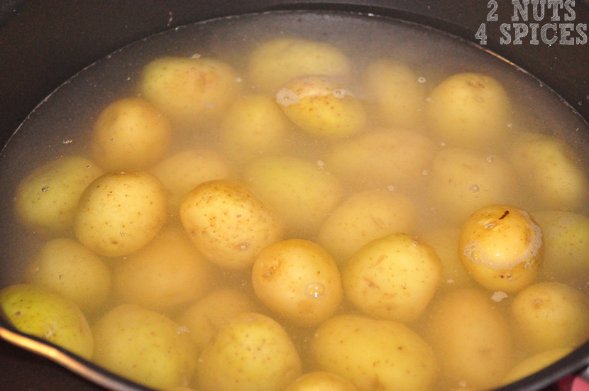 Em uma panela, adicione as batatas, a água e o sal.