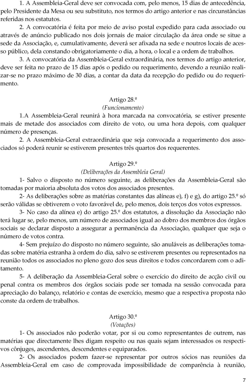 A convocatória é feita por meio de aviso postal expedido para cada associado ou através de anúncio publicado nos dois jornais de maior circulação da área onde se situe a sede da Associação, e,