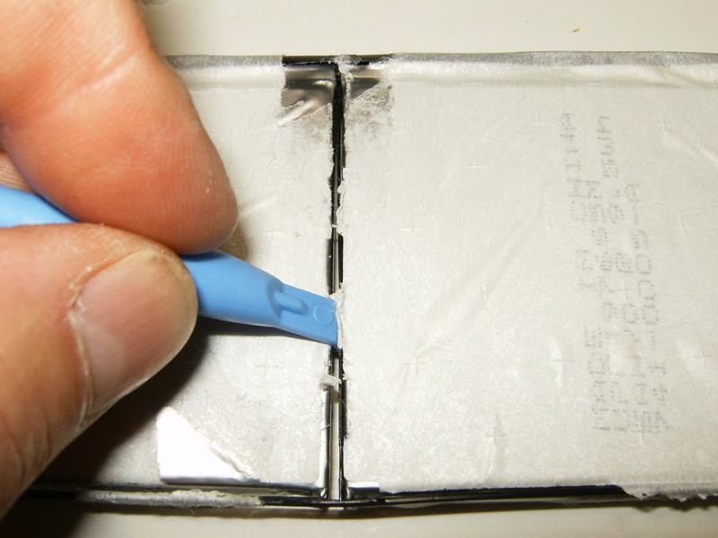 Passo 5 Aqui é a bateria removida da caixa de alumínio. As marcações nas baterias, mostrando através do papel fina, leia "Made in China UPF497665M Sanyo B 9.