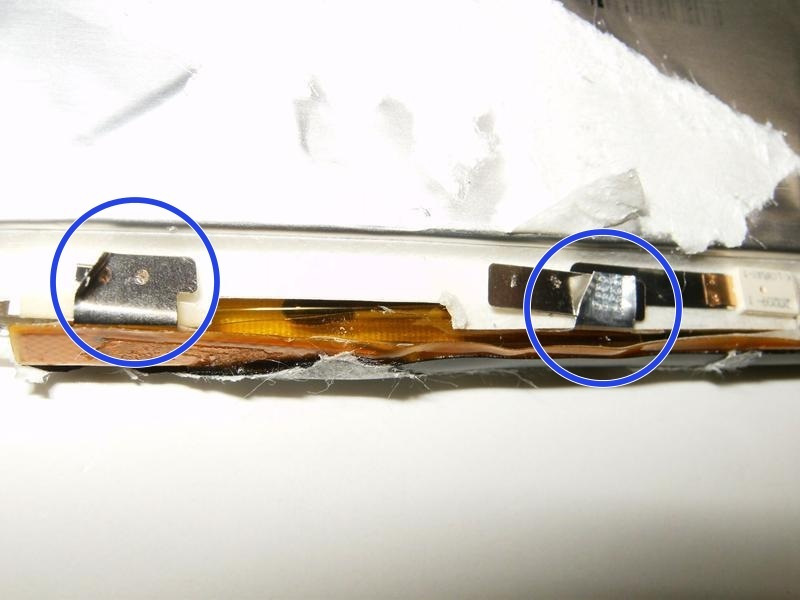 Passo 7 O lado do cabo da bateria tem algum tipo de endrail plástico. Retire o papel do trilho com a ferramenta de plástico. Um cabo de fita está situado debaixo do endrail.