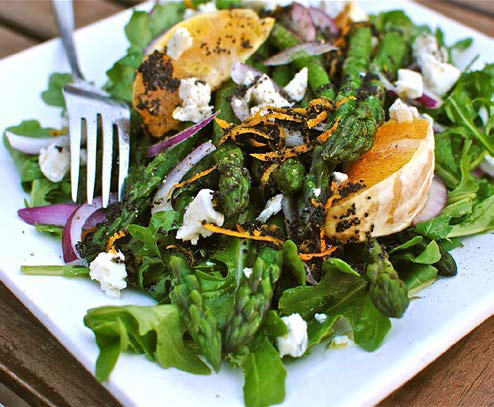 Salada de espargos verdes 180g de tomate cereja 3 colheres sopa de azeite 12 espargos verdes 1/2 courgete ½ beringela 100g de queijo de cabra fatiado 1 mão cheia de espinafres frescos 1 mão cheia de