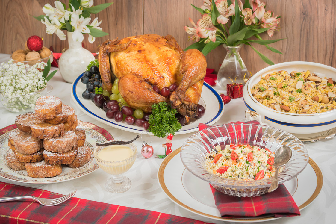 Ceia Tradicional Peru assado com molho de cerejas frescas Salada de couscous