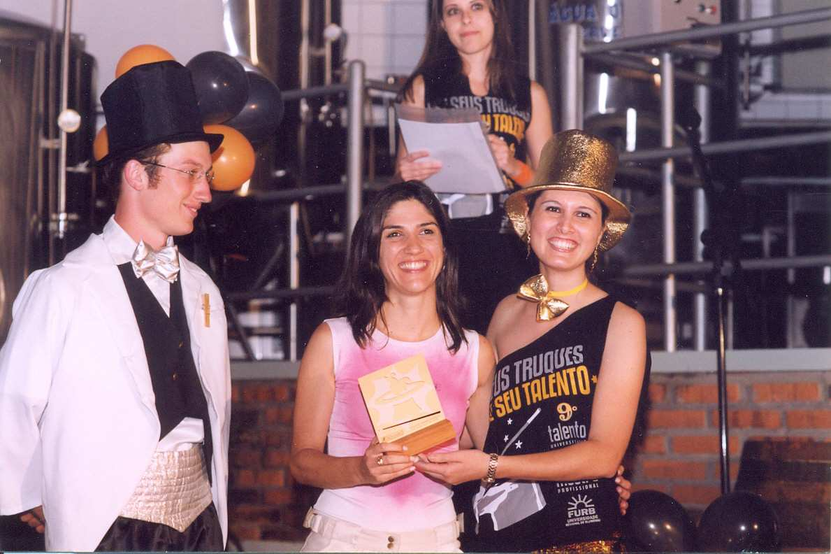 Premiação do 9º Talento Universitário. Local: Cervejaria Biengarten. Data: 13/11/2003. Fotógrafo: Rogério Pires.