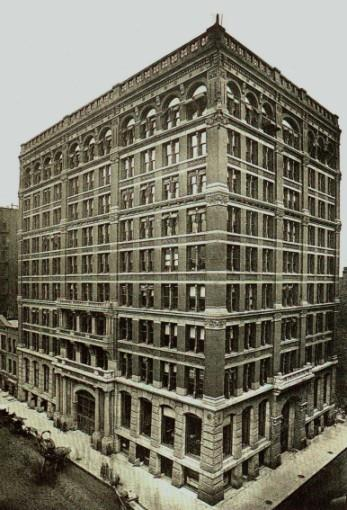 Os primeiros arranha-céus Em 1885 William Le Baron Jenney construiu o Edifício Home Insurance, dito como o primeiro arranha-céu do mundo.