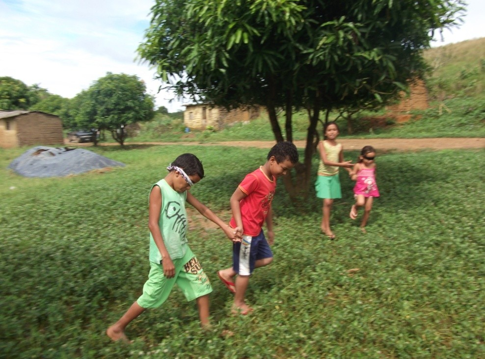 Figura1- Crianças do assentamento desenvolvendo atividade de percepção do ambiente. No momento seguinte retornou-se a roda de conversa para abordar as a experiência e a retirada das vendas dos olhos.