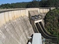 Construção de barragens - Diminuição drástica do fluxo de partículas sedimentares ao litoral; - Acumulação a montante e deficiente sedimentação a jusante; -