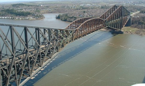 2. HISTÓRICO DO USO DO AÇO 1919: Ponte Quebec sobre o rio St