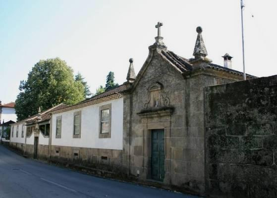 Túmulo Fernão Gomes de Góis Obra-Prima do Renascimento, tendo sido executado por João Afonso entre 1439 e 1440, podendo ser visitado na Igreja Matriz de Oliveira do Conde.