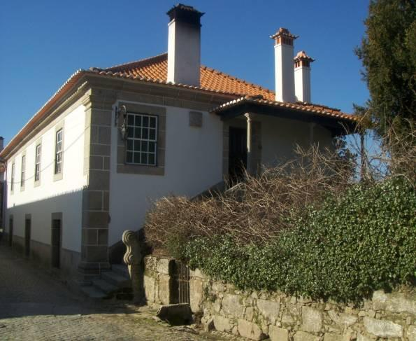 Casa de Oliveirinha e Capela Séc. XVII. A casa de Oliveirinha encontra-se classificada como Imóvel de Interesse Público, assim como todo o conjunto, incluindo o jardim e tulha. Decreto-Lei n.