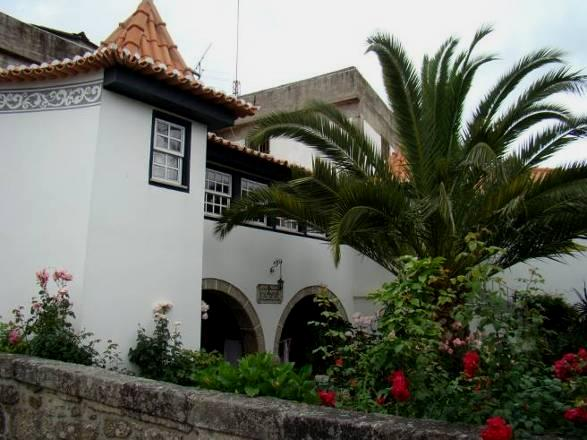 Casa da Família Abranches de Aguiar Situada em Cabanas de Viriato, a Casa da Família Abranches de Aguiar é um edifício construído nos inícios do Século XVIII, conforme inscrição datada de 1711, junto