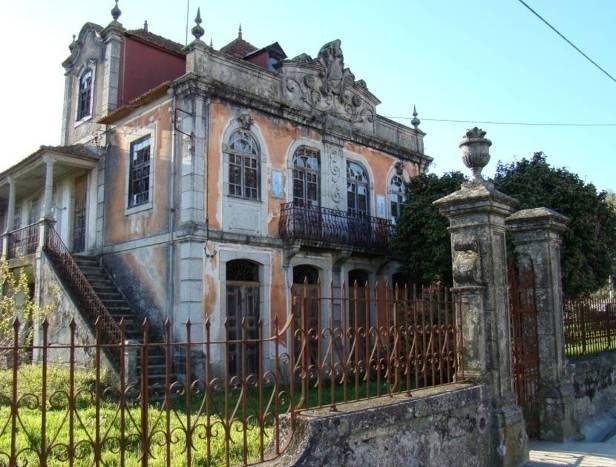 Casa da família Costa Cabral No Lugar de Quelhas Beijós, ergue-se a singela casa nobre rural beirã que outrora pertenceu à família Costa Cabral. Trata-se de uma construção que pertenceu a D.