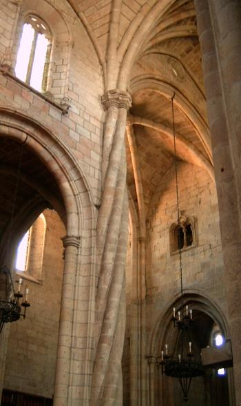 Pormenor da Torre da Colegiada da Oliveira, em Guimarães, onde às cordas esculpidas se associa uma gárgula. Esfera armilar como elemento ornamental, no Claustro de D.