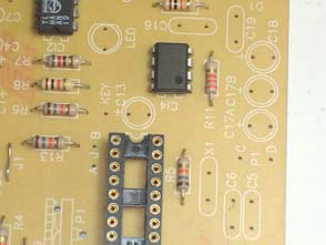 5/ 10 PY2MG Circuitos Integrados: Este componente possui indicação de contagem dos pinos.