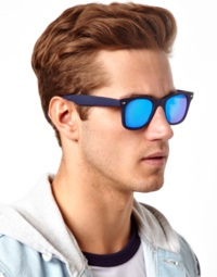ÓCULOS ESCUROS A principal função dos óculos de Sol é proteger nossos olhos. Eles utilizam lentes capazes de eliminar os problemas com luz usando camadas de colorização, cobertura UV, entre outras.