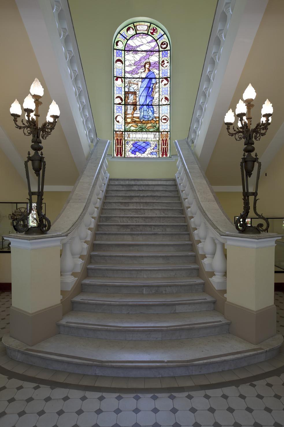 A N E X O Escadaria em mármore de Carrara, ornamentada por duas luminárias de metal dourado, com 06 globos de