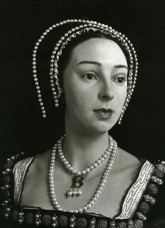 Negada a anulação do matrimônio, o Parlamento, em 1533, aprovou o divórcio e o rei se casou com Ana Bolena.