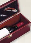 .00 81041 Caixa para vinho com acessórios Conjunto de 4 peças para vinho apresentado em caixa de madeira.