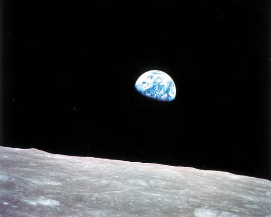 Quando o homem conquistou a Lua, descobriu a terra: pequena e isolada,