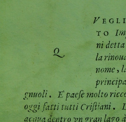 7 Figura 12: Capitulares ornamentadas (Retirado do livro La Geografia) Há casos em que as versais romanas oblíquas são utilizadas como capitulares (figura 13).