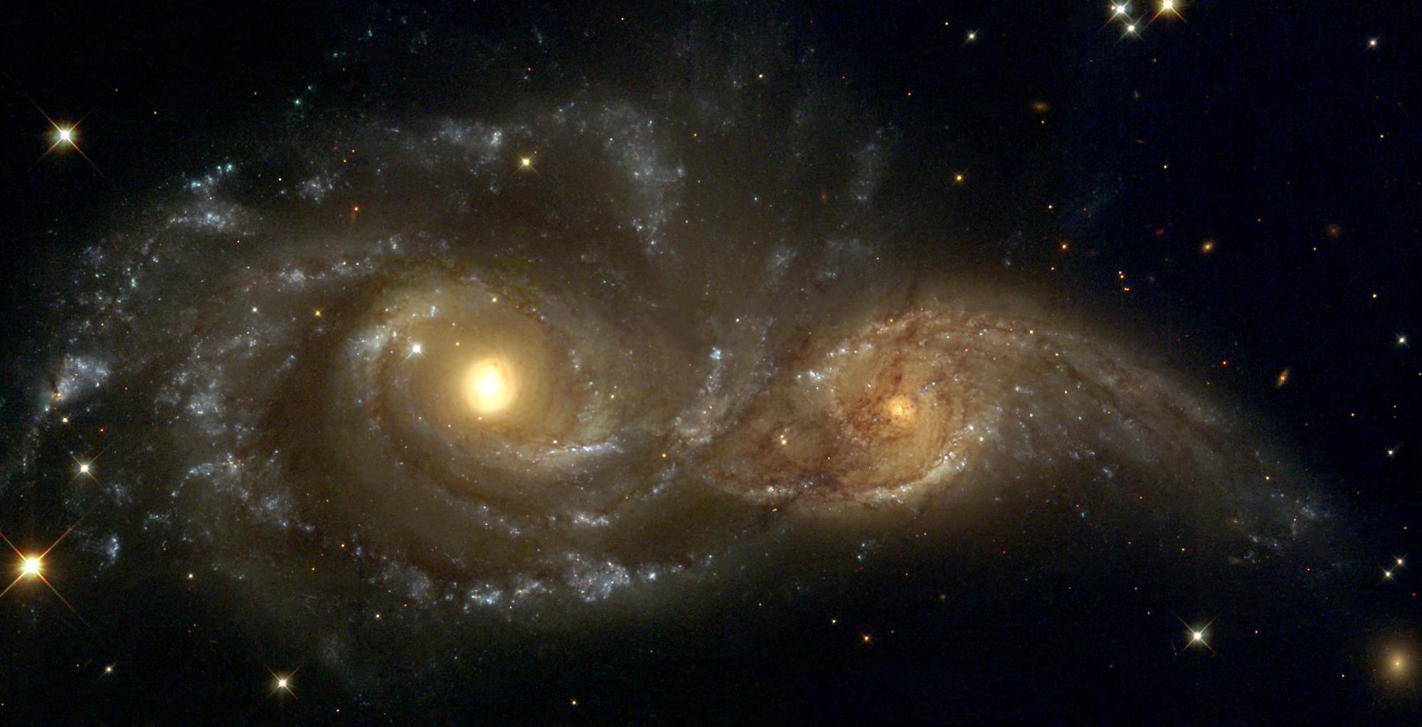 Galáxias espirais em colisão NGC 2207 IC