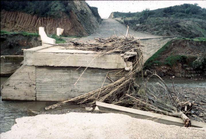 Cheias graves em Portugal Odelouca-1997 1997 Outubro A 26 de Outubro de 1997 precipitação muito intensa durante quatro horas na zona de Monchique provocou cheia violenta que atingiu a localidade,