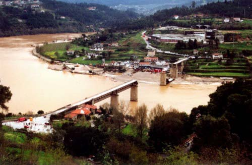 Cheias graves em Portugal Montemor-o-velho Ponte Hintze Ribeiro Entre-os-Rios 2000/01 - Inverno O Inverno de 2000/2001 foi excepcionalmente chuvoso, tendo ocorrido cheias consecutivas entre os meses