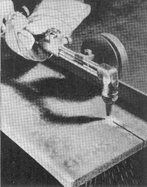 Corte com maçarico: Indicado para corte de amostras de materiais ferrosos em grandes fragmentos, tendo o
