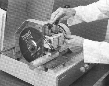 Corte com disco abrasivo: O corte feito com discos de corte abrasivo, sob refrigeração, possibilita obter