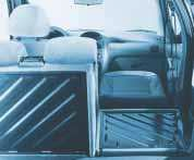 O SEU 206 EM DETALHE 77 Desmontagem do assento traseiro - Dobrar o assento contra os bancos da frente. - Apertar as fixações do assento para soltá-las das suas fixações. - Retirar o assento.