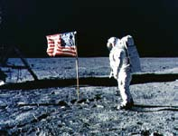 44 www.vale1clique.com A viagem do homem à Lua, em julho de 1969, representou uma das conquistas científicas de maior repercussão do século XX.