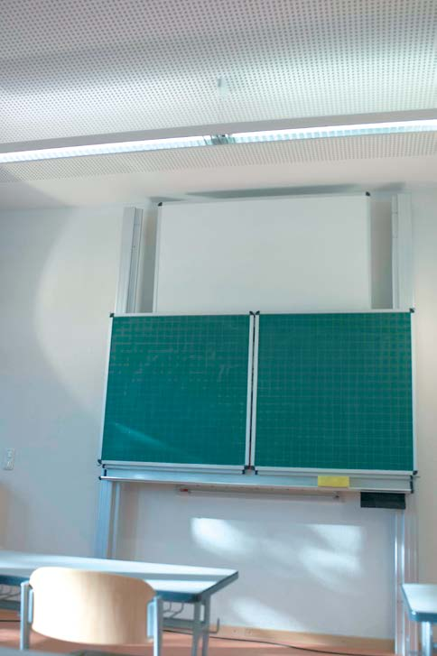 Exemplos de cálculo Exemplo 1: Cálculo da sala de aula 1. Parâmetros iniciais Sala de aula com equipamentos-padrão e geometria de ocupação espacial normal. Profundidade: 6.0 m Comprimento: 8.