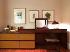 Paola Ribeiro recorreu a penteadeira com traços antigos e cor vibrante para mobiliar este quarto.