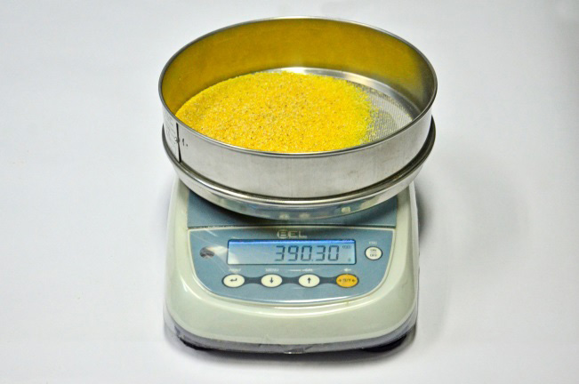 4 Método rápido para análise da granulometria do milho em fábrica de ração Peneirar manualmente a amostra por um minuto com movimentos horizontais contínuos (Figura 11).