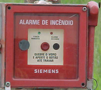 VERMELHO -DISTINGUIR E INDICAR EQUIPAMENTOS DE COMBATE A INCÊNDIO (EX.