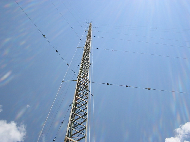 Transmissão de Rádio As ondas de rádio dependem da frequência; Em baixas frequências elas atravessam obstáculos; Em altas as ondas tendem a viajar em linha reta e