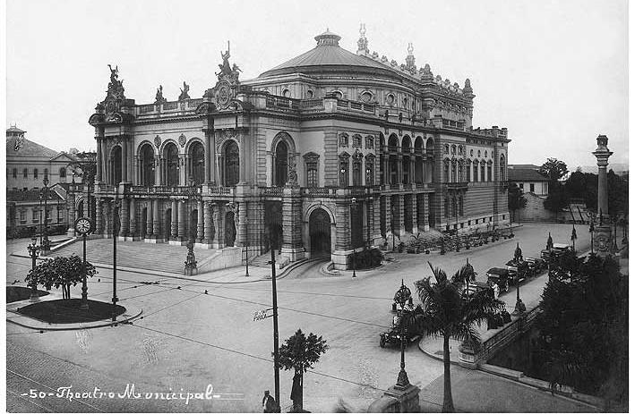 O arquiteto Ramos de Azevedo e os italianos Cláudio Rossi e Domiziano Rossi iniciaram a construção em 1903 e, após oito anos de trabalho, o Teatro Municipal foi batizado pela ópera Hamlet, de