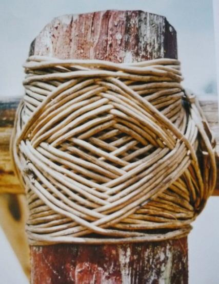 MATERIAIS Estrutura: madeiras roliças. Cobertura: folhas de palmeiras (ubim, bacaba, açai, inajá), podendo ser associadas a outros tipos de folhas (bananeira-brava) ou ser de sapê.