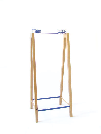 Cruzeta / hanger Cruzeta is the name of this hanger and its shape is inspired by the need to simplify a simple task.